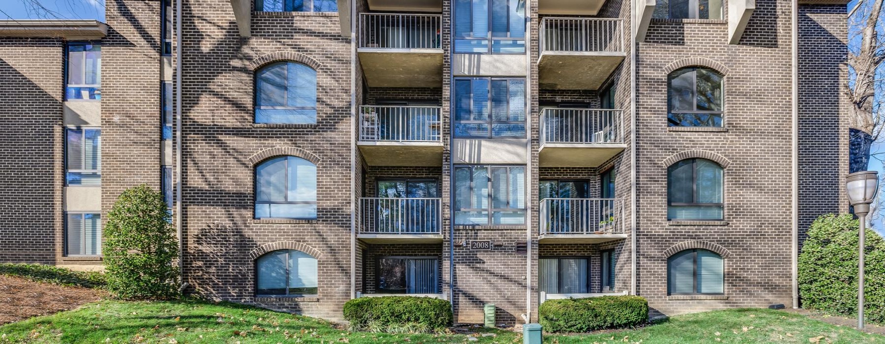 a large building with many windows